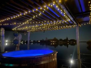 Houseboat on the water - 7