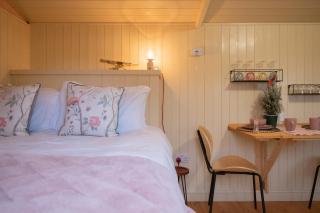 ShepherdsHut-Hot Tub-Cotswolds-PetFriendly - 9