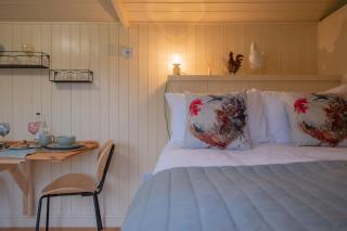 ShepherdsHut-Hot Tub-Cotswolds-PetFriendly - Brackley - 4