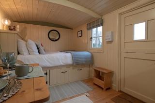 ShepherdsHut-Hot Tub-Cotswolds-PetFriendly - Brackley - 7