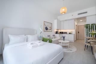 Brand New Studio & Large Green Terrace in JVC - Dubaï - 5