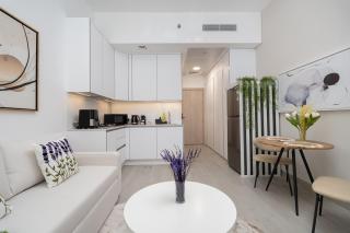 Brand New Studio & Large Green Terrace in JVC - Dubaï - 4