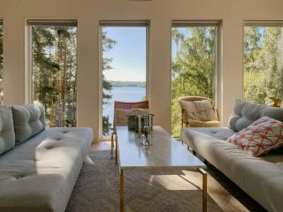 Modern Glass House With A View Over Lake Lejondal - Bro - 0