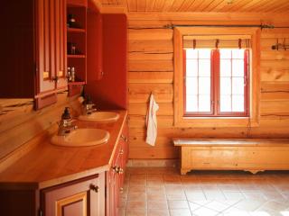 Cabin With Wooden Interior By Lake Tinnsjøen - Atra - 9