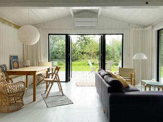 Home Embraced By Green Nature In Højby - Højby - 2