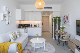 Brand New Vibrant Studio in JVC - Dubai - 8