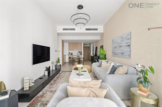 Stylish 2BR in Business Bay canal View Pool & Gym - 6