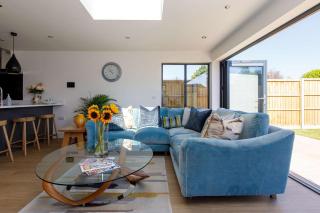 Luxury designer coastal home for 10 with hot tub - 1