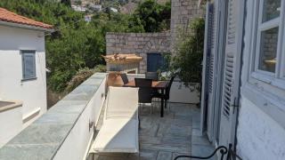Kaminia Views Escape - Hydra - 9