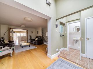 Pass the Keys Charming Home with River views Near Hampton Court - 1