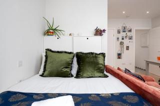 Stylish Brixton Hill Studio with Modern Charm - 8