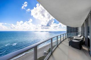 Stunning Beachfront 3-Bedroom Corner Residence - 0