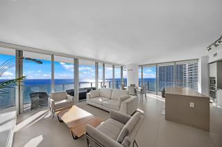 Stunning Beachfront 3-Bedroom Corner Residence - Hollywood - 2