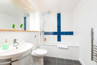 Central-3Bedroom-2Bath-Parking-By FabAccommodation - Bristol - 1