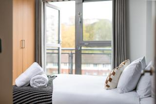 Central-3Bedroom-2Bath-Parking-By FabAccommodation - Bristol - 5