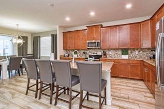 Spacious 6 Bed Home with Pool in Prime Storey Lake Location - 4