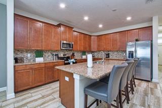 Spacious 6 Bed Home with Pool in Prime Storey Lake Location - Kissimmee - 3