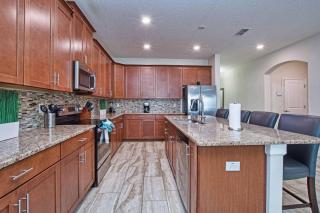 Spacious 6 Bed Home with Pool in Prime Storey Lake Location - Kissimmee - 2