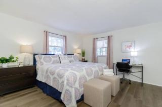 Newly Renovated Two Bedrooms Near Downtown and Beaches - 0