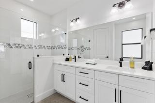 Scenic Modern Waterfront Stay w Heated Pool and Spa - Cape Coral - 3