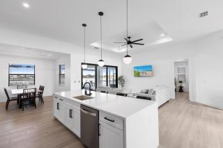Scenic Modern Waterfront Stay w Heated Pool and Spa - Cape Coral - 9
