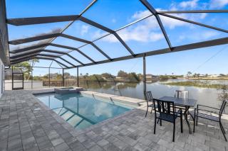 Scenic Modern Waterfront Stay w Heated Pool and Spa - Cape Coral - 0