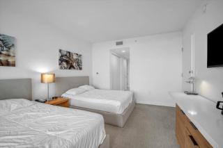 Luxury 2BR-2BA Condo on 30th Floor with Epic Views - Hallandale Beach - 3