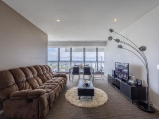 Stunning 2BR City Lights View Near Parks and Riverside - 7