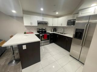 CozyHaven A private entrance, comfy basement apartment in Mississauga with free parking Conveniently located with easy access to the airport downtown Toronto major malls and highways for a seamless stay - Mississauga - 6