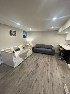 CozyHaven A private entrance, comfy basement apartment in Mississauga with free parking Conveniently located with easy access to the airport downtown Toronto major malls and highways for a seamless stay - Mississauga - 3