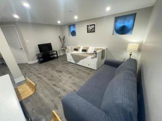 CozyHaven A private entrance, comfy basement apartment in Mississauga with free parking Conveniently located with easy access to the airport downtown Toronto major malls and highways for a seamless stay - Mississauga - 1