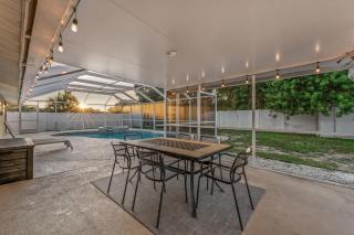 Heated Pool - Near IMG & Beaches - King Bed - 4BR - Family - 8