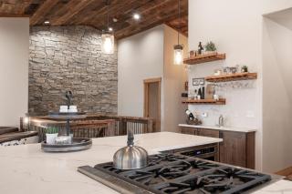 Luxurious Chalet - Epic Views, Hot Tub, Gym, Game Room, & 4k Projector in Grand Lake - 3