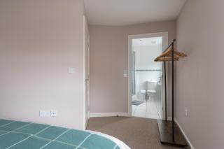 Spacious 4 BR home in Bedford, Sleeps 7, Parking - Bedford - 3