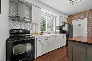 4 Bedroom Luxury House, Free Parking, Next to LRT, Kitchener Downtown, near Chicopee Ski Club - Kitchener - 2