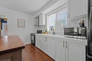 4 Bedroom Luxury House, Free Parking, Next to LRT, Kitchener Downtown, near Chicopee Ski Club - Kitchener - 3
