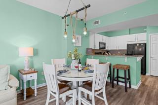 Stunning Sunsets 7TH FL King Suite 2BR 2BA Pools Beach Balcony Sleeps 5 - Destin - 6