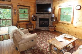 Cozy Couples Getaway with Hot Tub Fox Ridge Cabin - Whittier - 7