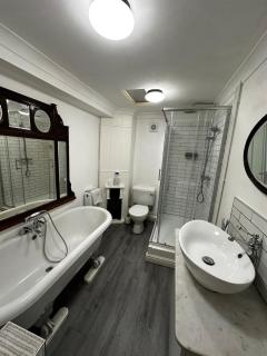 Detached 4BR, 4 Bathroom, Driveway, WiFi, Smart TV - 6