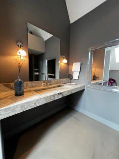 Luxe Suite, Near Station & Free WiFi - 9