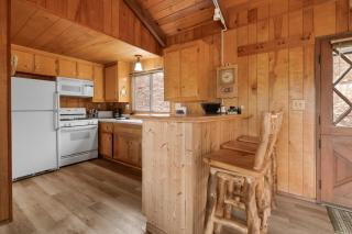 Joebellarue Home - 3BR Chalet with Forest Views, Fireplace, Deck, BBQ - Big Bear Lake - 4