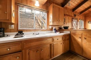 Joebellarue Home - 3BR Chalet with Forest Views, Fireplace, Deck, BBQ - Big Bear Lake - 3