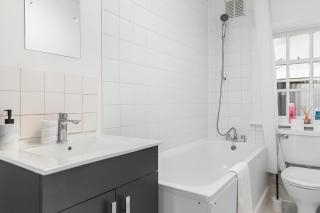 Bold & Vibrant 1-Bedroom Escape in Prime Location! - Londres - 6