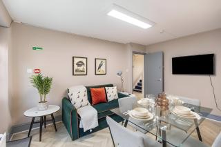 Bold & Vibrant 1-Bedroom Escape in Prime Location! - Londres - 7