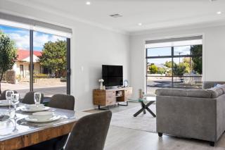 Home Abroad - 3BR with Dedicated Workspace - Ascot Park - 2