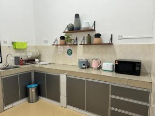 Sevenseas Saroja Homestay - 1