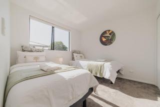 Designer 2BR Flat - Outdoor Sitting & Cozy Ambiance - Christchurch - 8