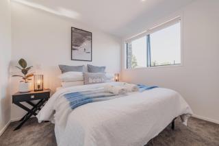 Designer 2BR Flat - Outdoor Sitting & Cozy Ambiance - Christchurch - 9