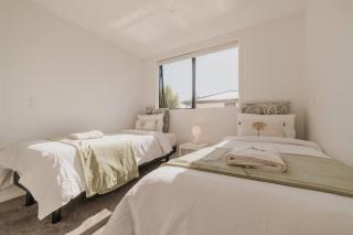 Designer 2BR Flat - Outdoor Sitting & Cozy Ambiance - Christchurch - 2