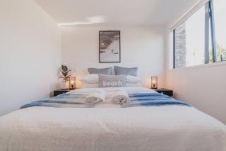 Designer 2BR Flat - Outdoor Sitting & Cozy Ambiance - Christchurch - 1